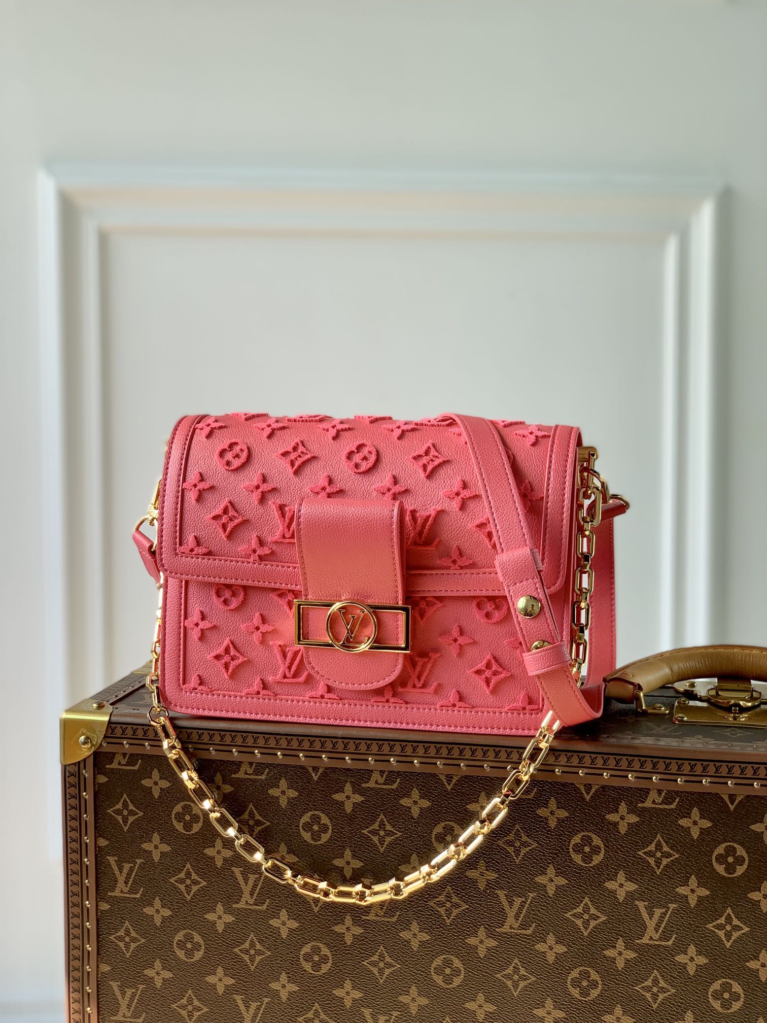 TOP Louis Vuitton LV L*V Dauphine Tufted Monogram MM 25x17x10.5 cm- Rose Fluo