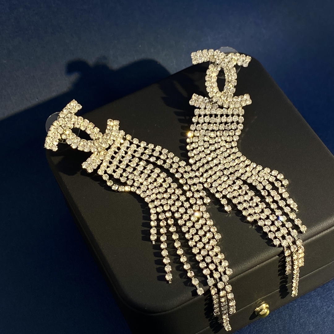 TOP CHANEL Double C Claw Chain Tassel Smart Rhinestone Stud Earrings - Gold