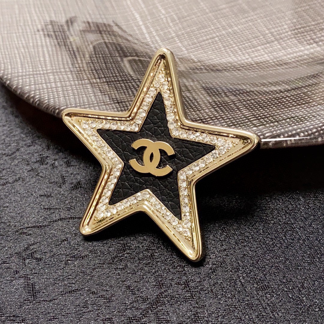 TOP CHANEL Five Pointed Star Studded Leather Brooch