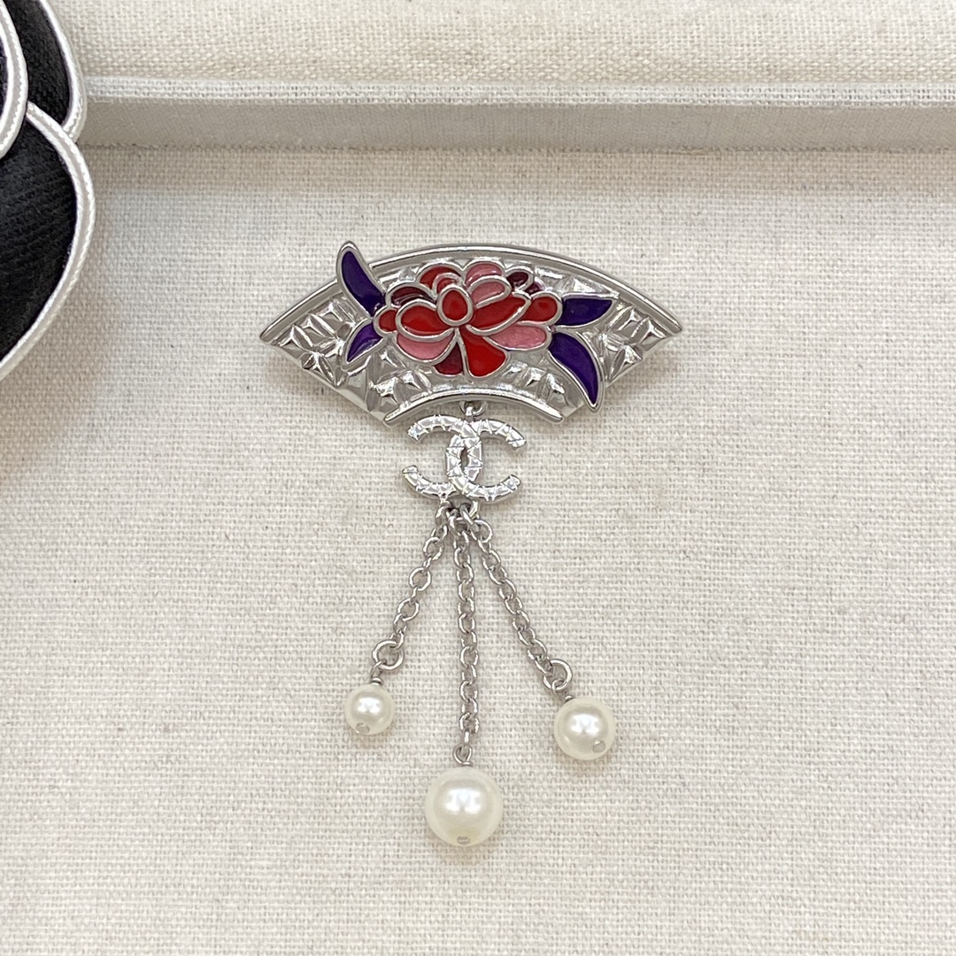TOP CHANEL Brooch - 2 Colors