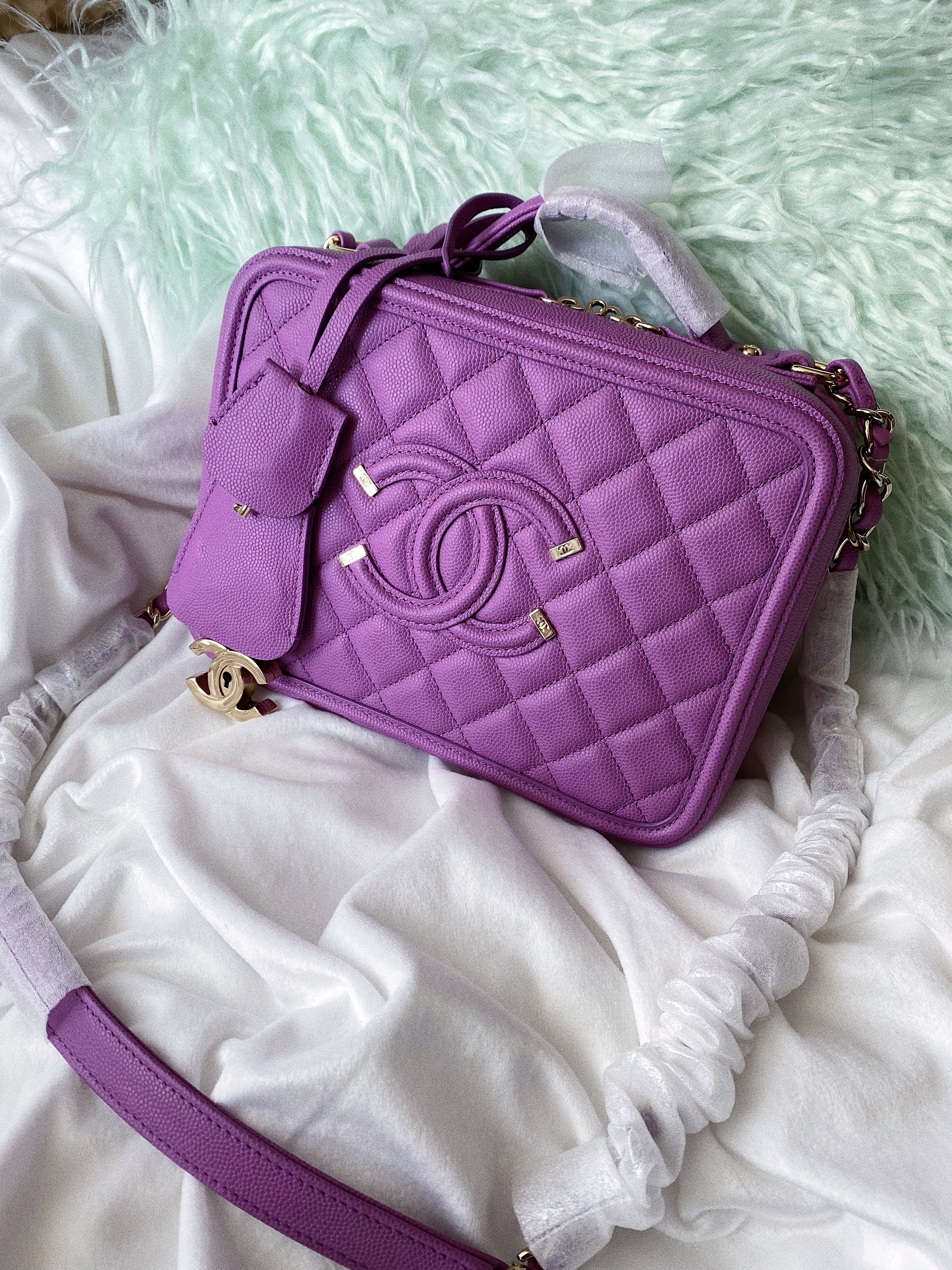 TOP CHANEL Vanity Case Caviar Quilted Medium - Purple