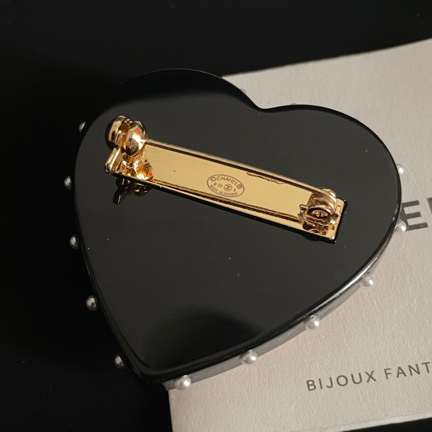 TOP CHANEL CC Brooch