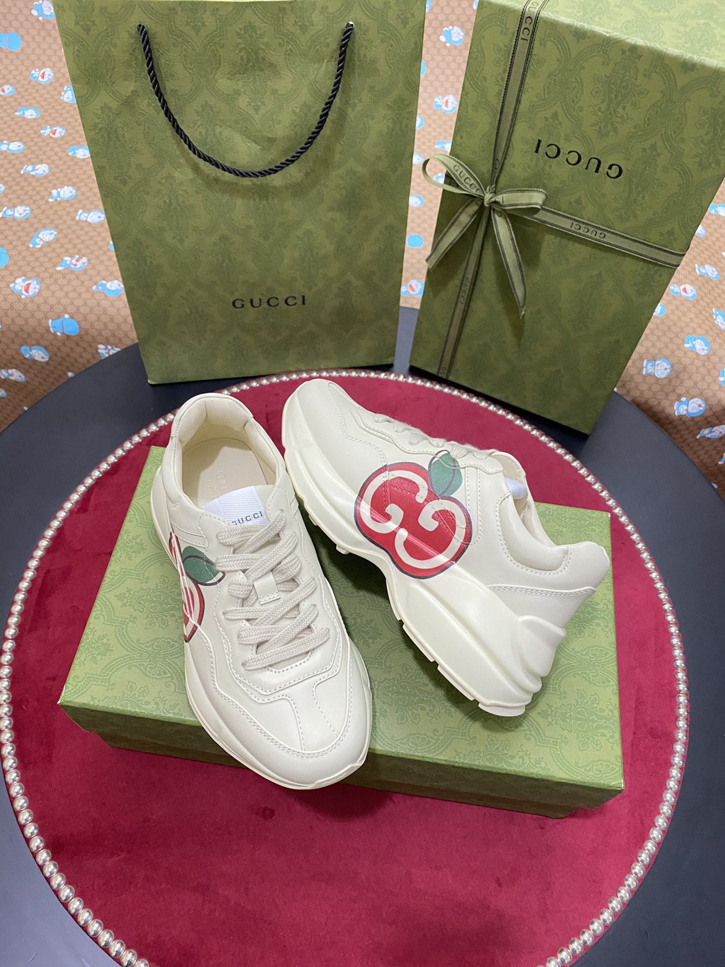 TOP GUCCI RHYTON WITH APPLE PRINT SNEAKER