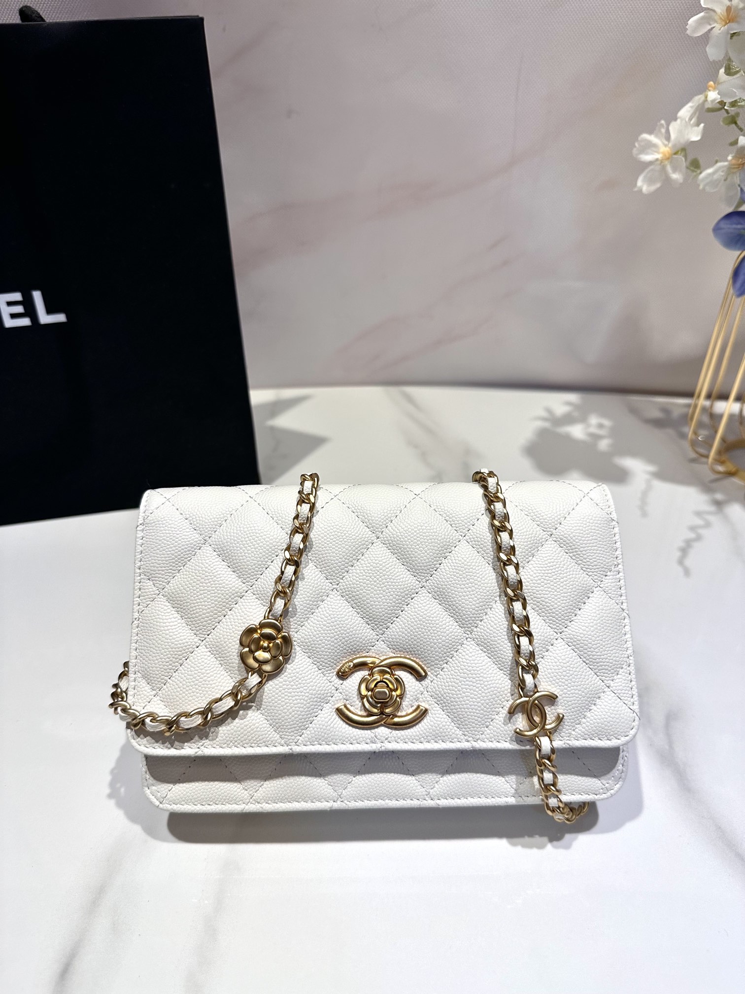 TOP CHANEL Lychee Cowhide Camellia Woc 19*12 cm - 2 Colors