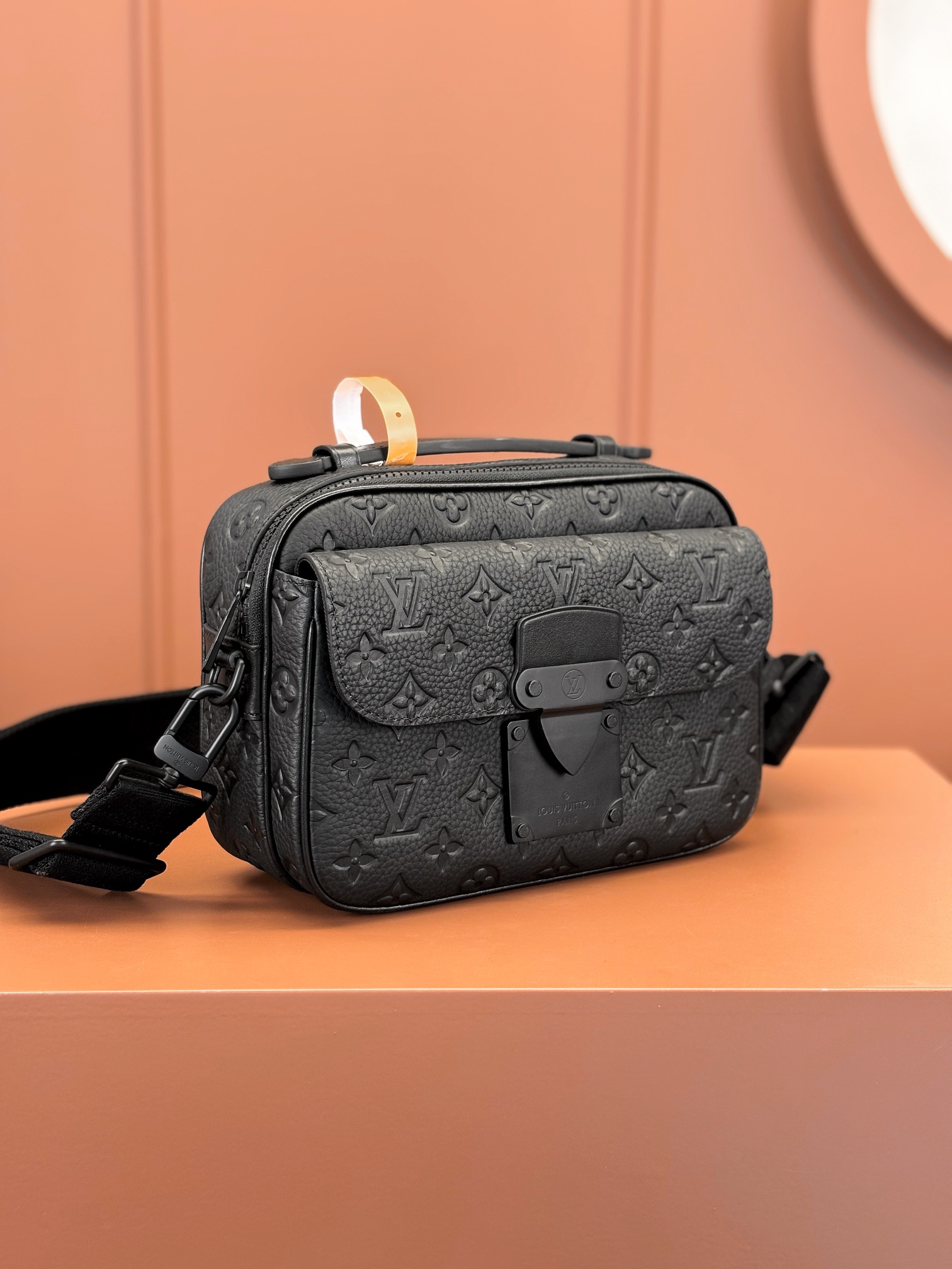 TOP Louis Vuitton LV Men's S Lock Messenger Bag 22x18x8cm - Black