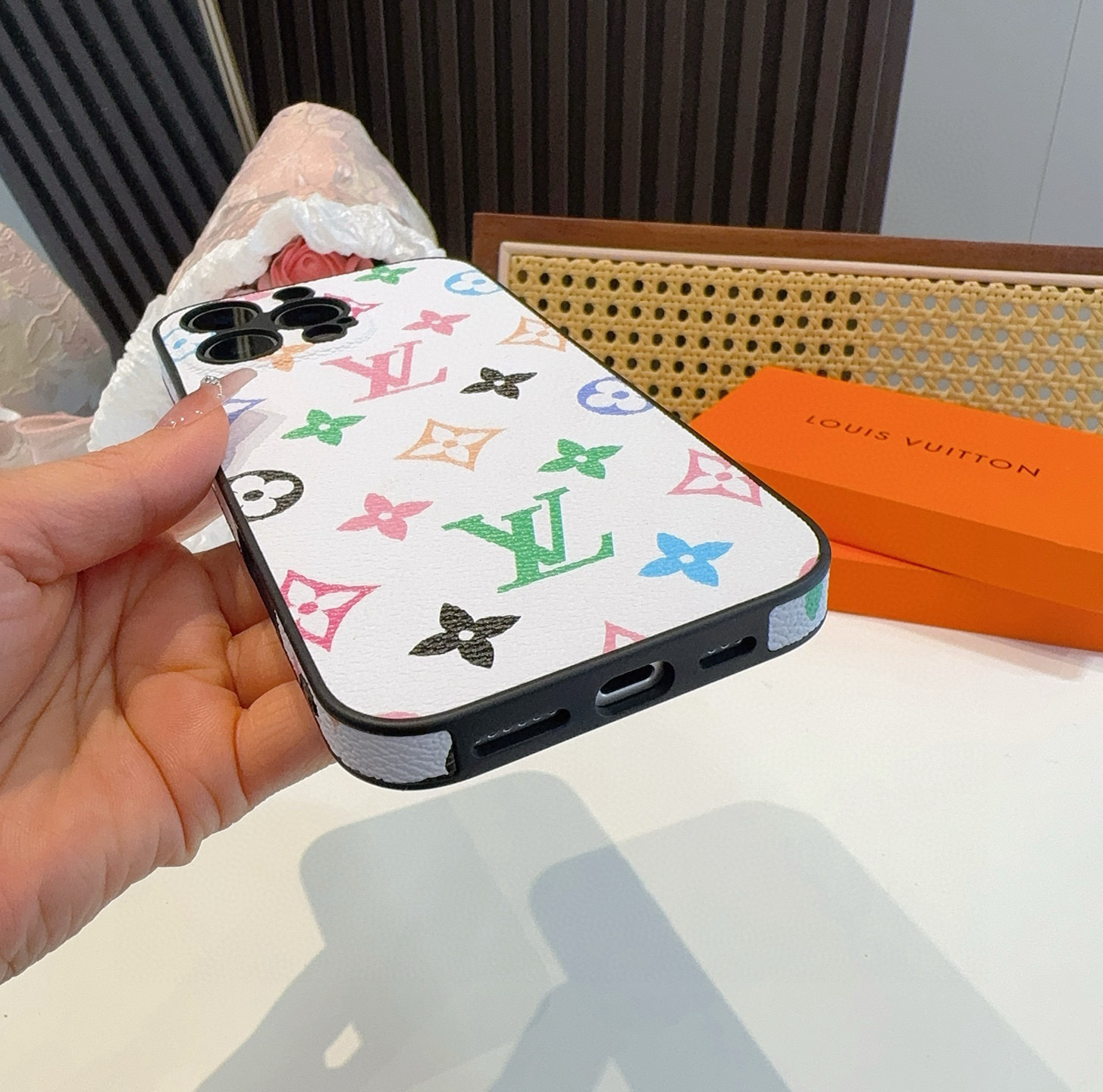 TOP Louis Vuitton LV Phone Case - White