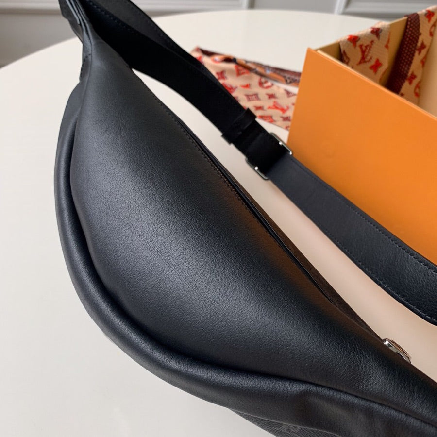 TOP Louis Vuitton LV Discovery Monogram Eclipse Bumbag 47.0 x 20.0 x 9.0 cm- Black