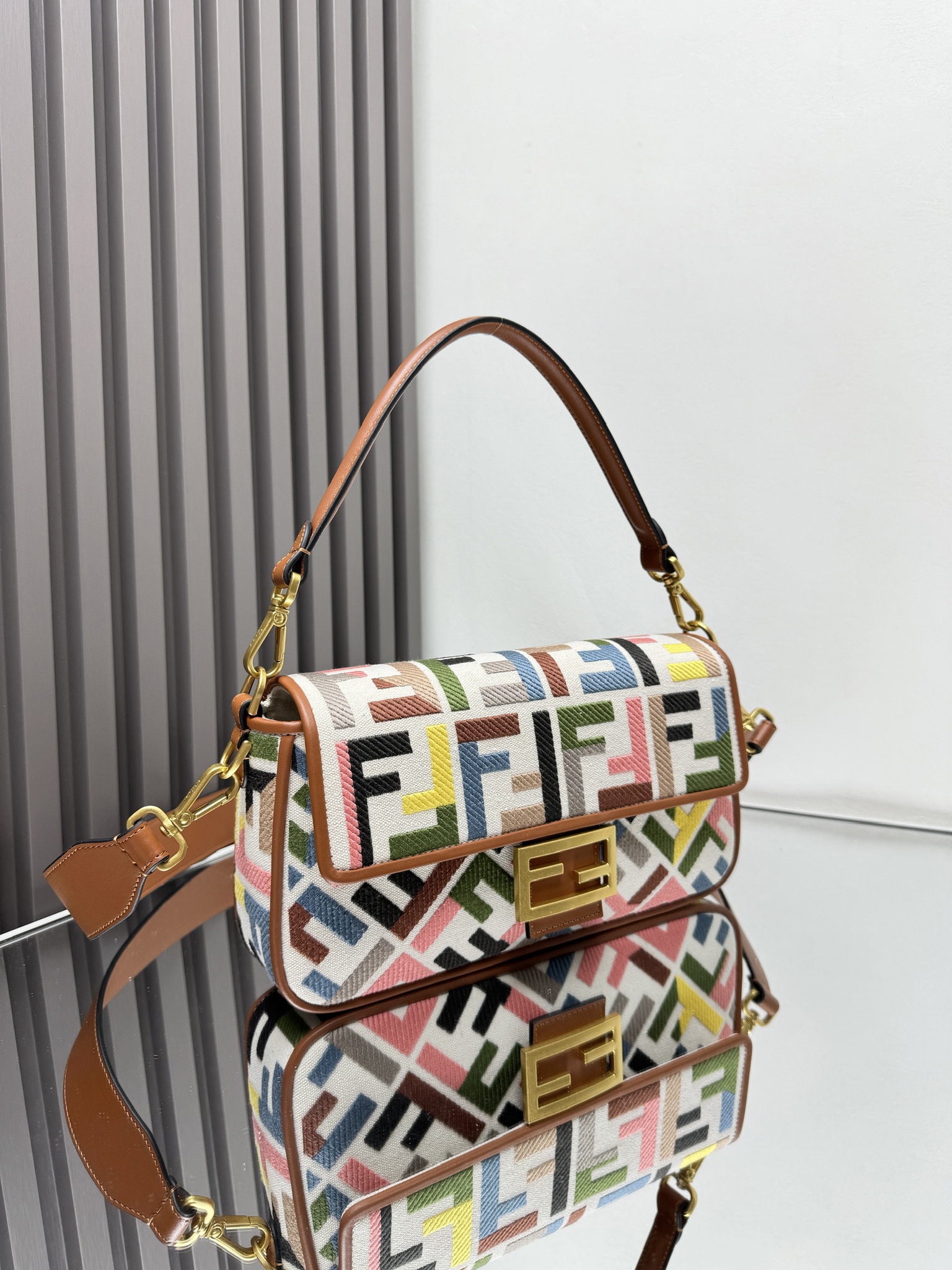 TOP FENDI Baguette Bag Colorful Embroidery 26x13x6cm - Beige