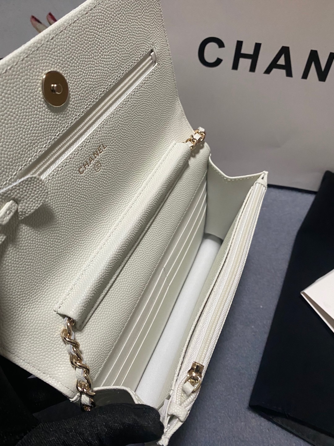 TOP CHANEL WOC Cowhide Bag 19cm - White