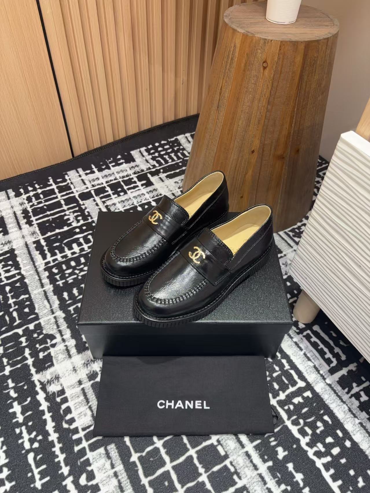 TOP CHANEL CC Shoes - Black