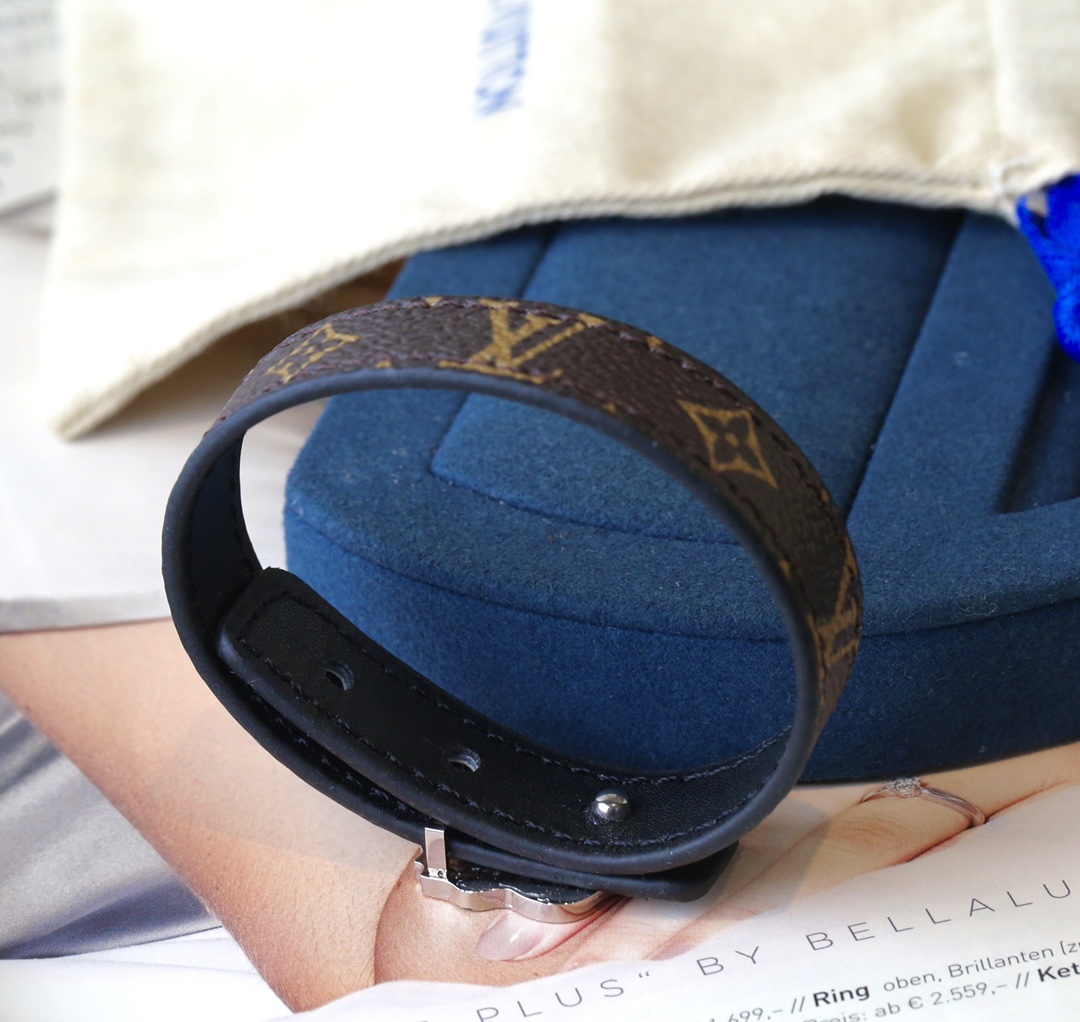 TOP Louis Vuitton LV Monogram Leather with Tiger Head Bracelet