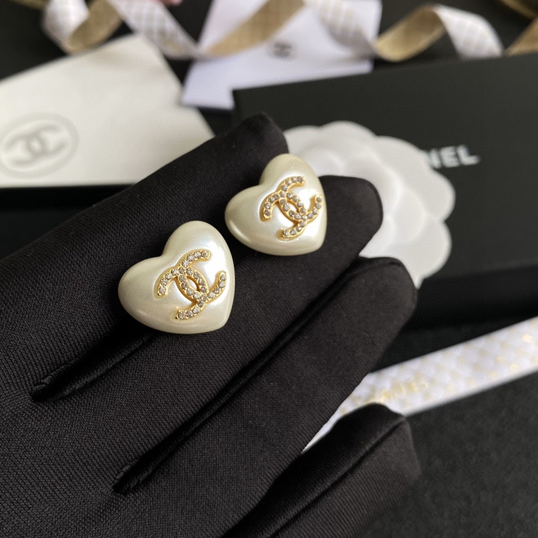 TOP CHANEL Heart Shape Pearl Earrings - Gold&White