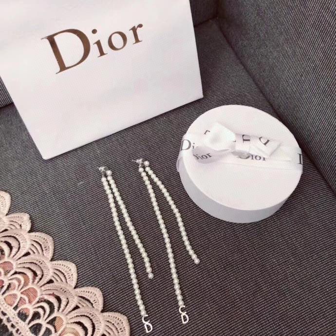TOP Christian Dior Tassel Pearl earrings