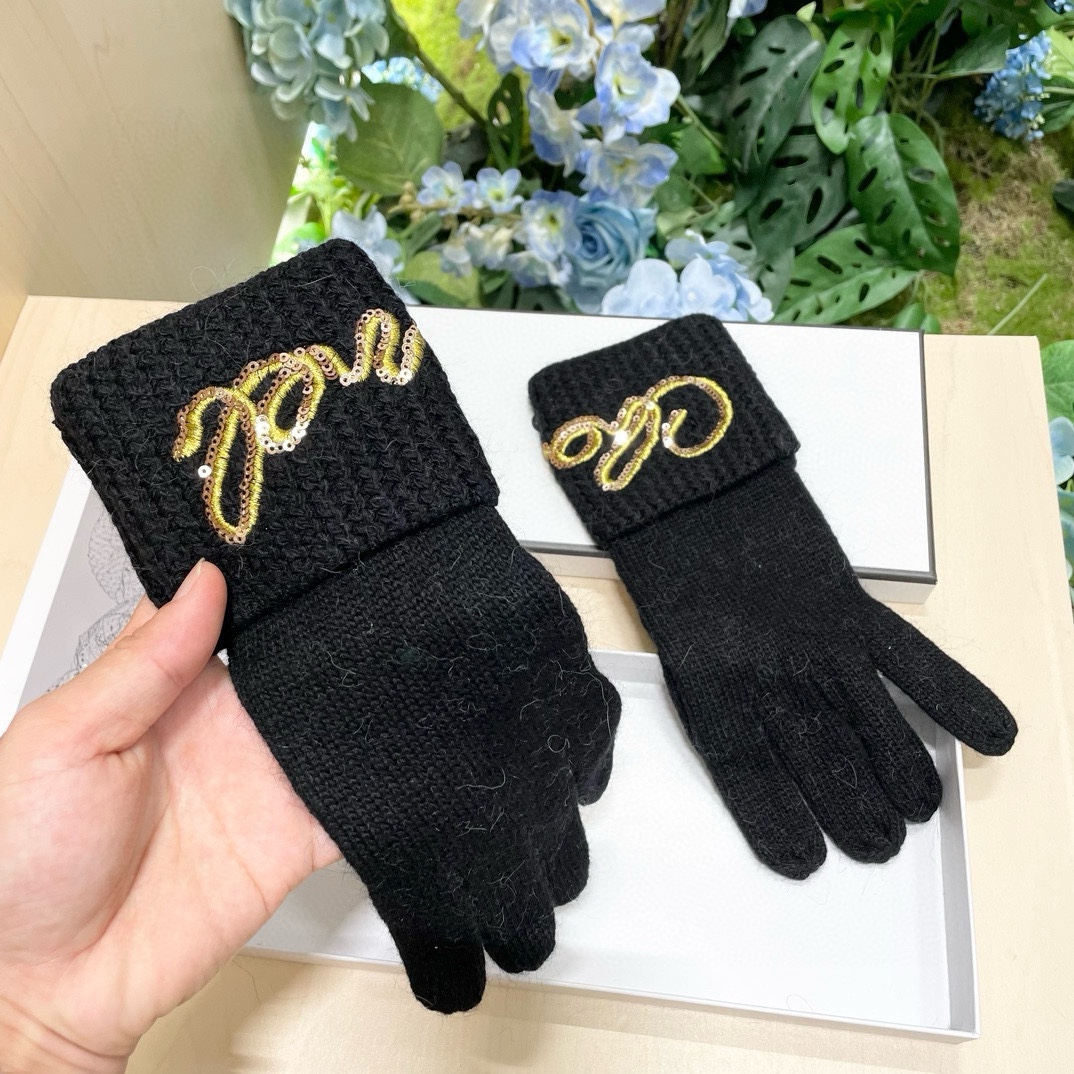 TOP CHANEL  Gloves - Black