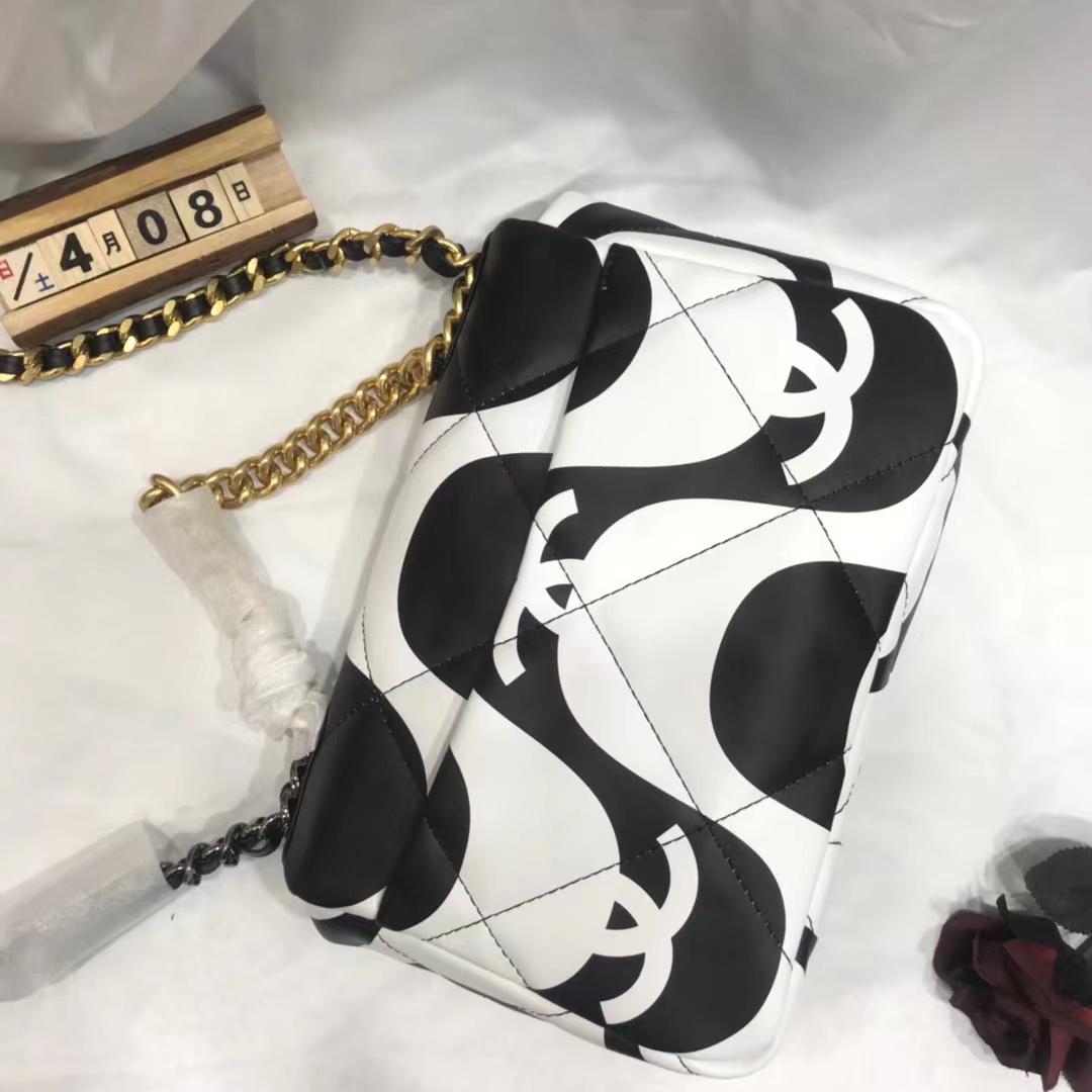 TOP CHANEL19 Bag 26/30cm - White&Black
