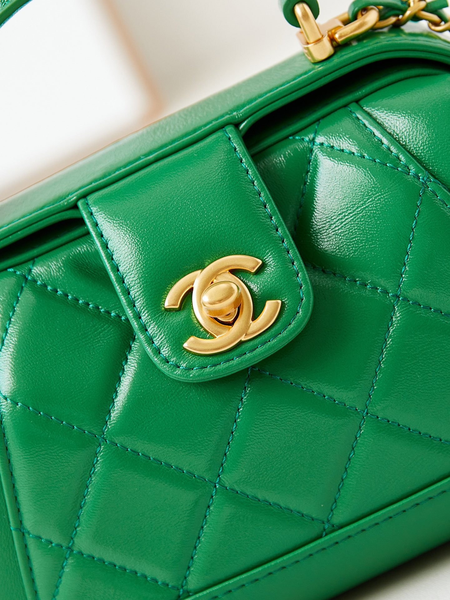 TOP CHANEL Top Handle Bag 12x18x7cm - Green