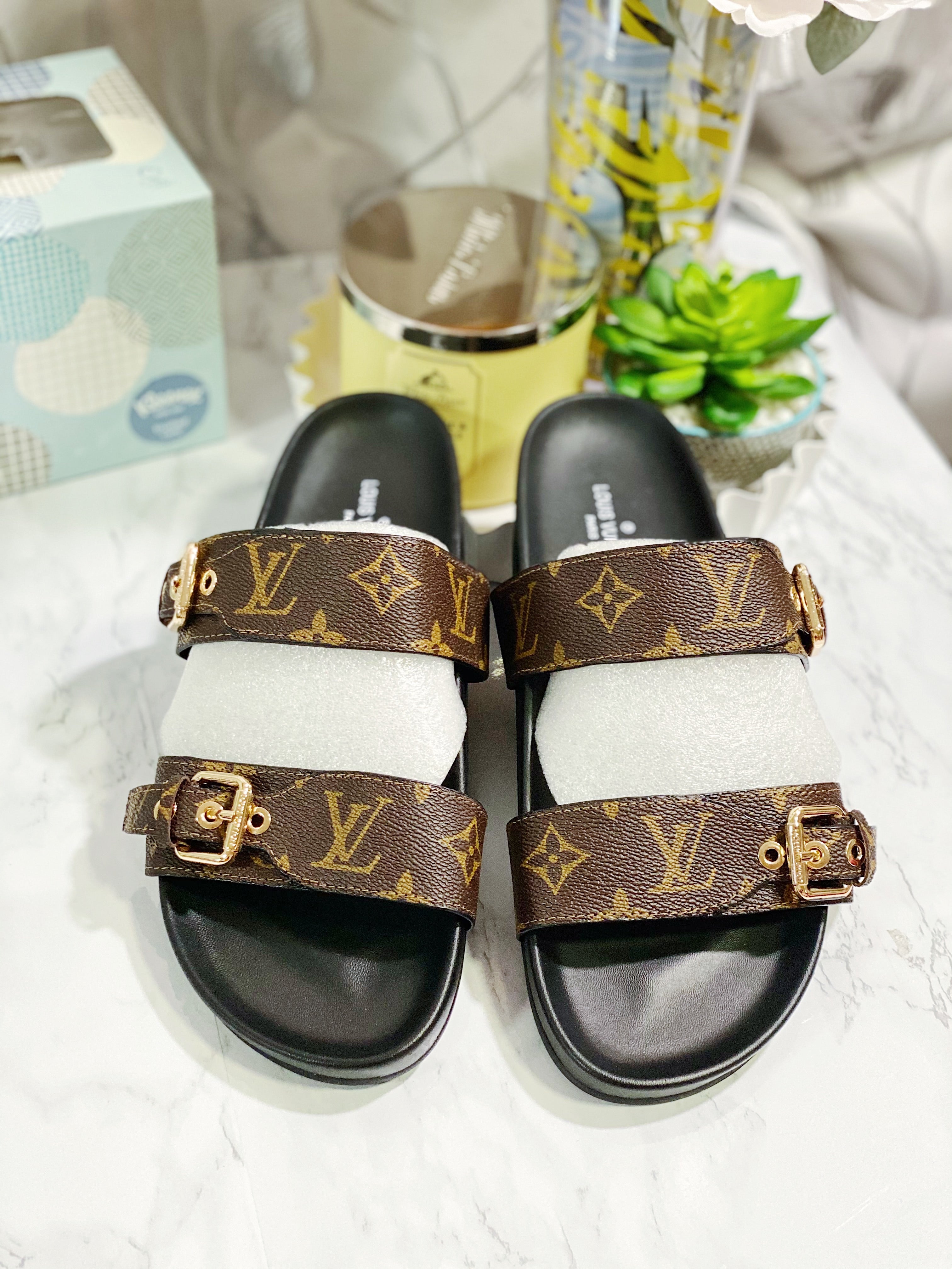 TOP Louis Vuitton LV L.V Bom Dia Flat Sandals Monogram