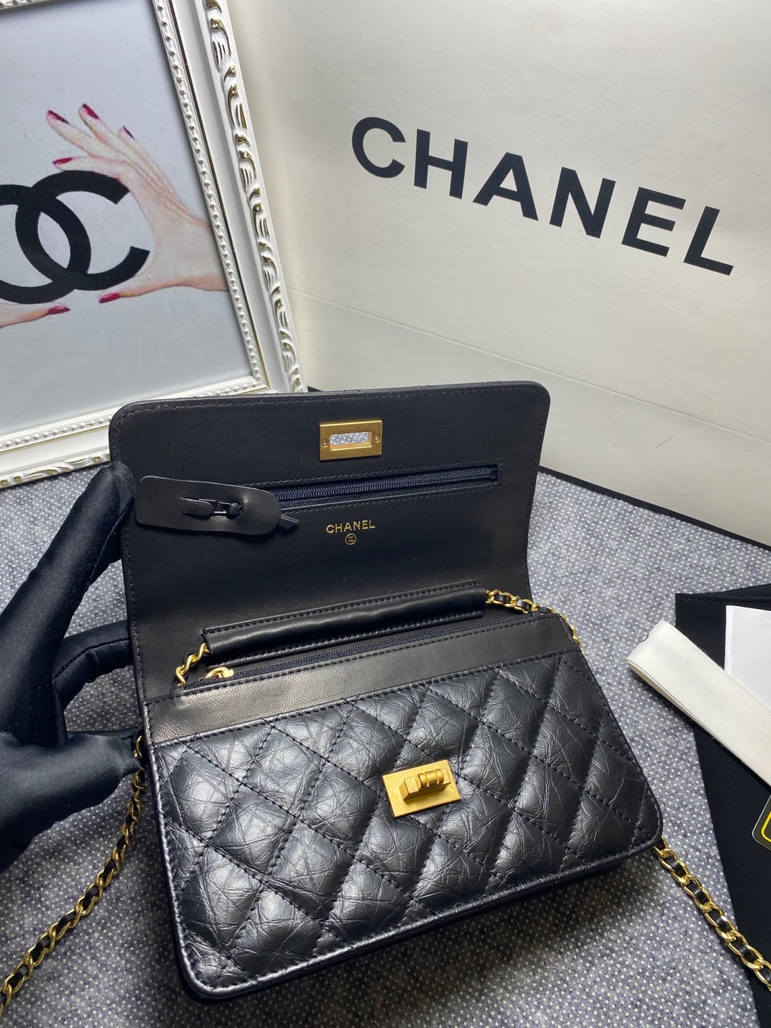 TOP CHANEL WOC Cowhide Bag 19cm - Black