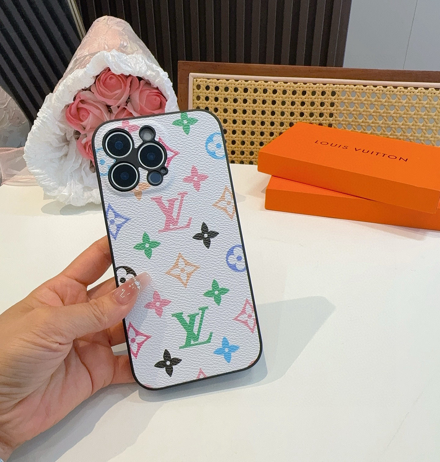 TOP Louis Vuitton LV Phone Case - White