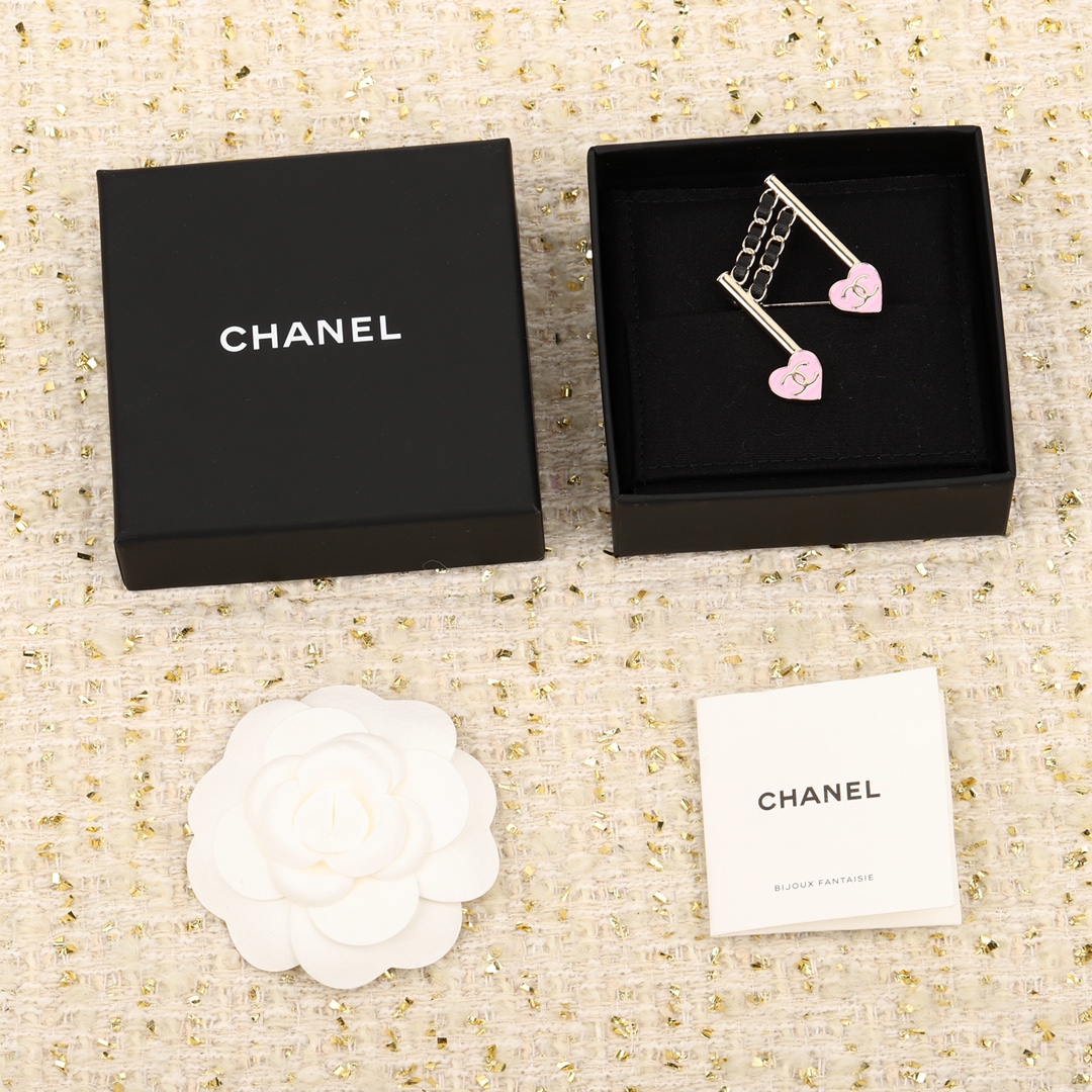 TOP CHANEL Note Brooch-Pink