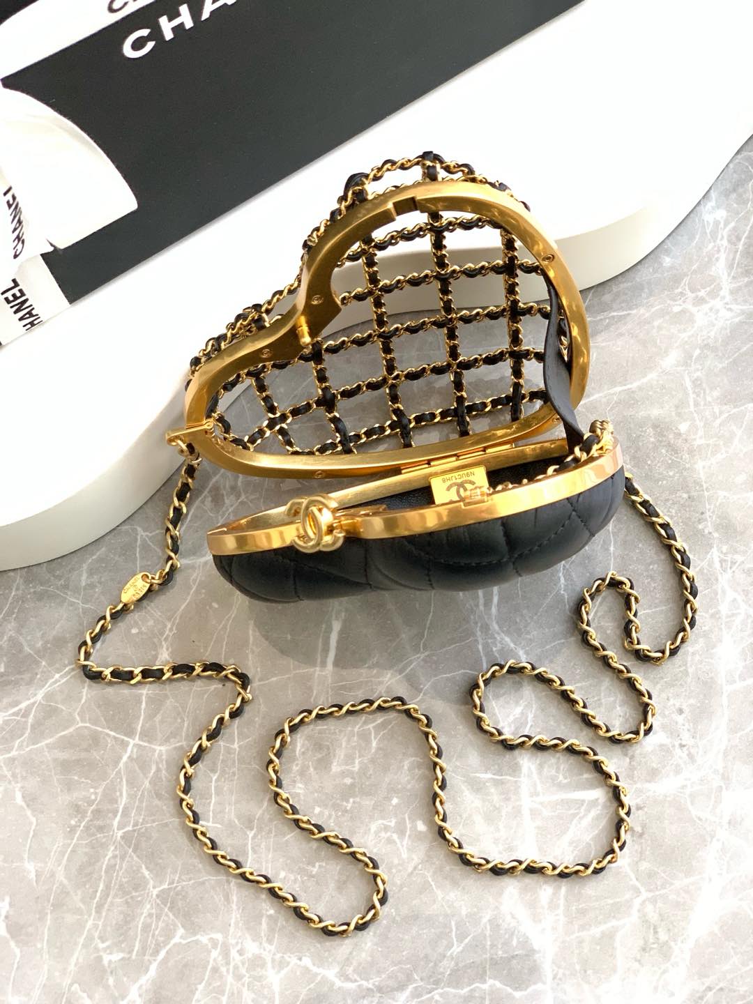 TOP CHANEL Heart Minaudière Hollow Bag Leather 12x11x3cm - Black/Gold