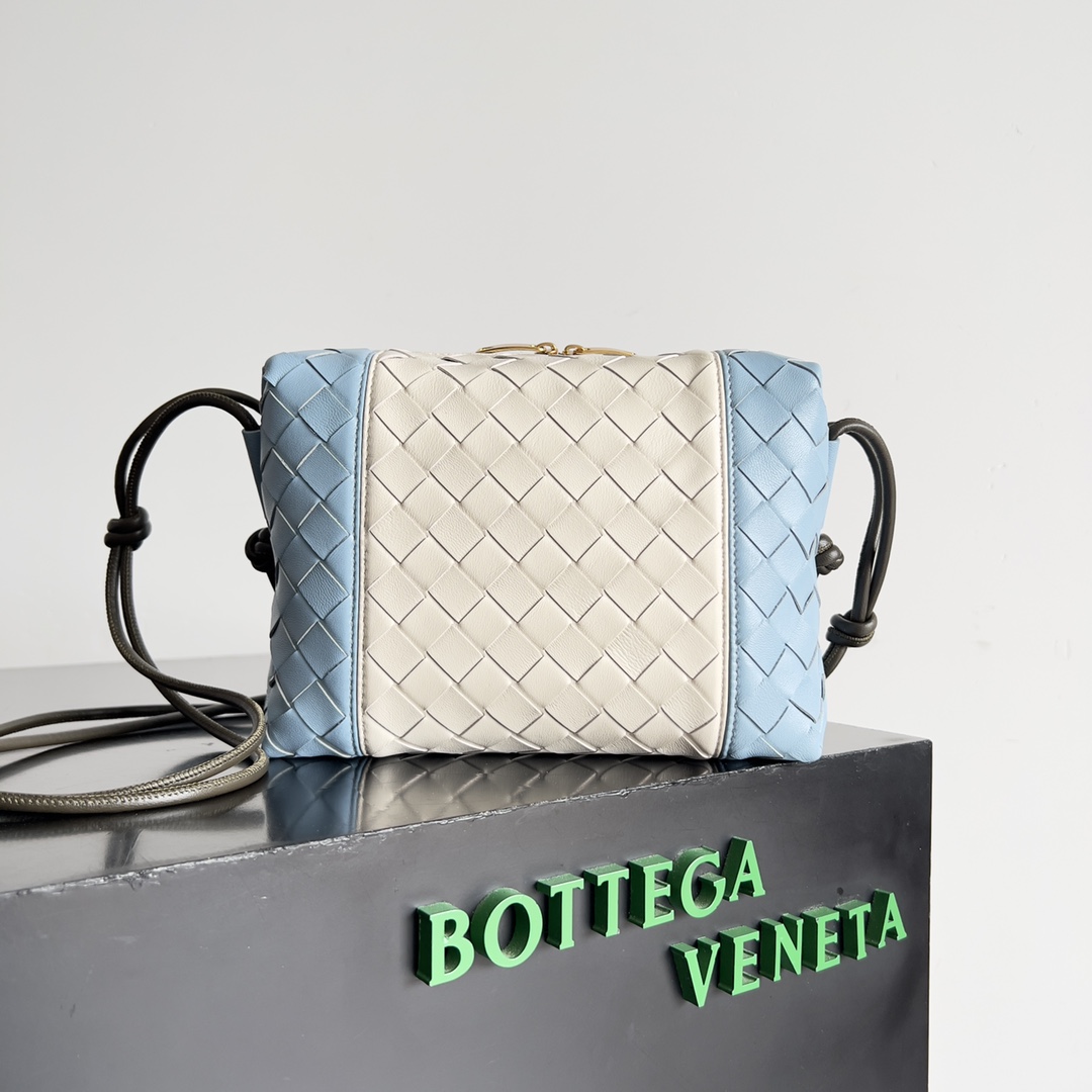 TOP Bottega Veneta BV Colorblock Loop Camera Bag 22x15.5x9cm - Blue and White