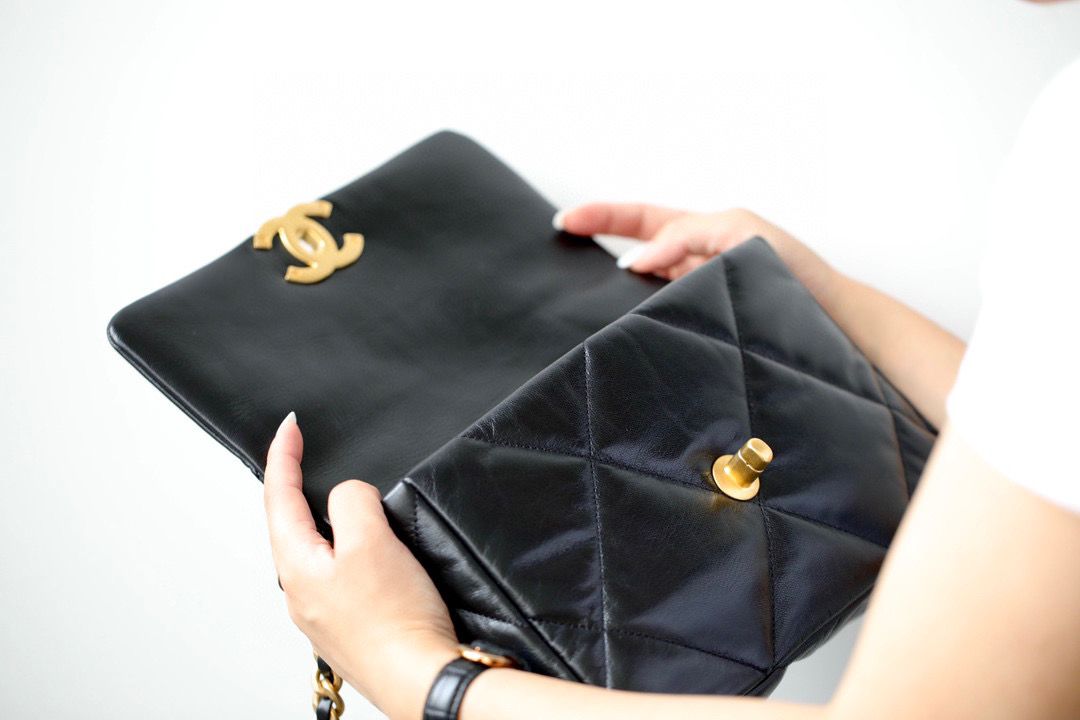 TOP CHANEL 19 Bag in Goat Skin Small 26cm- Black w GHW