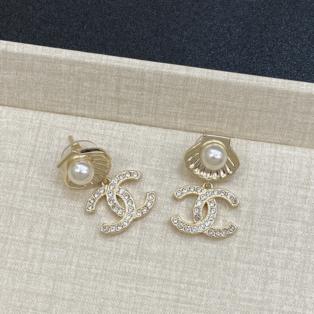 TOP CHANEL Pedant CC Earrings
