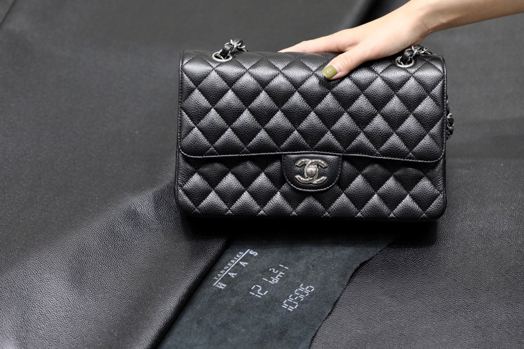 TOP CHANEL Classic Flap Bag Caviar Medium 25.5cm – Black & SHW