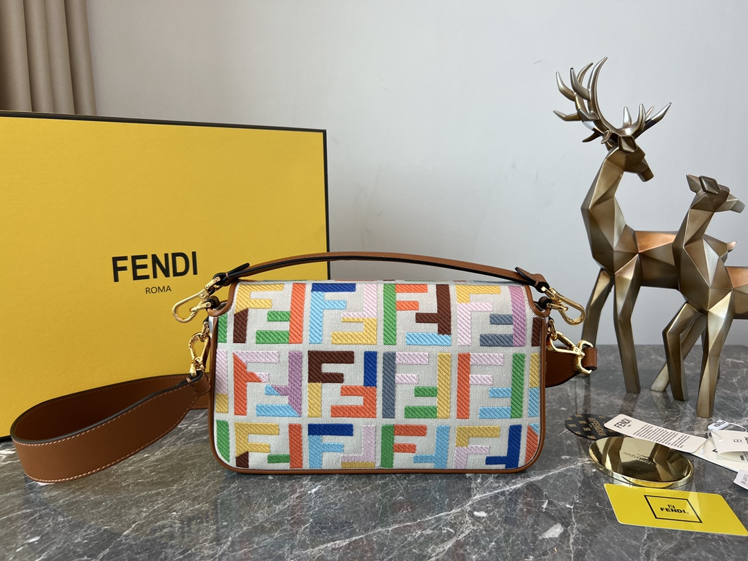 TOP FENDI Linen Baguette Bag 26cm - Beige