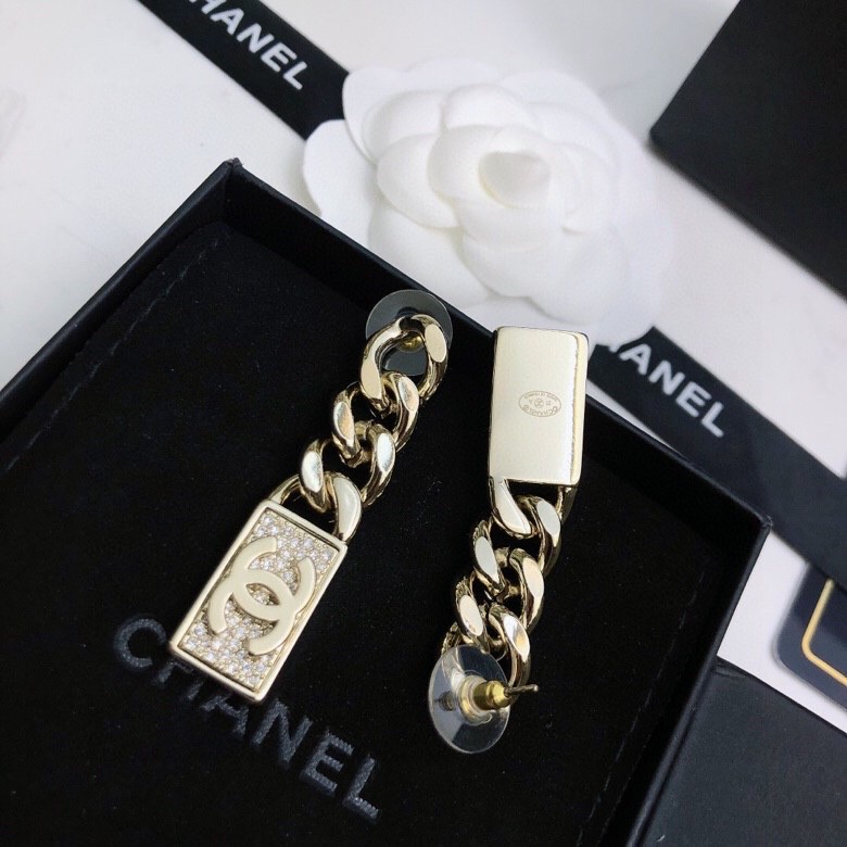 TOP CHANEL Chain Square Stud Earrings