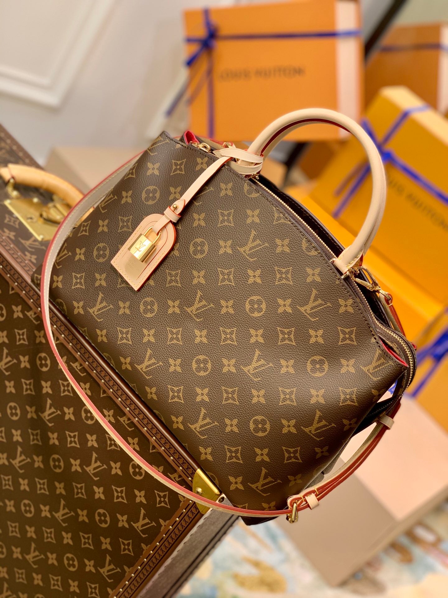 TOP Louis Vuitton LV L*V Grand Palais Monogram Bag  34 x 24 x 15 cm-Brown