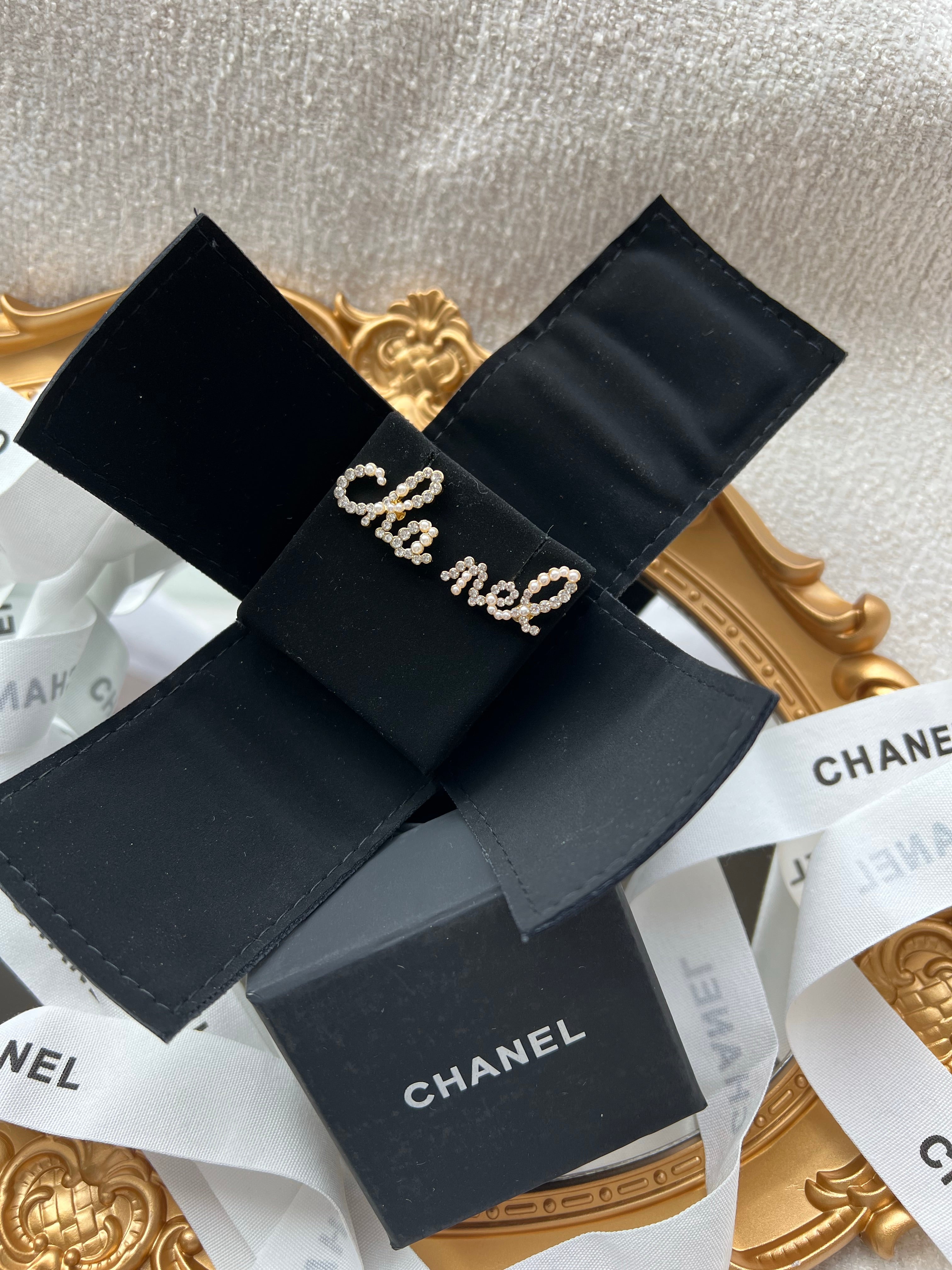 TOP CHANEL Letters Earrings Stud