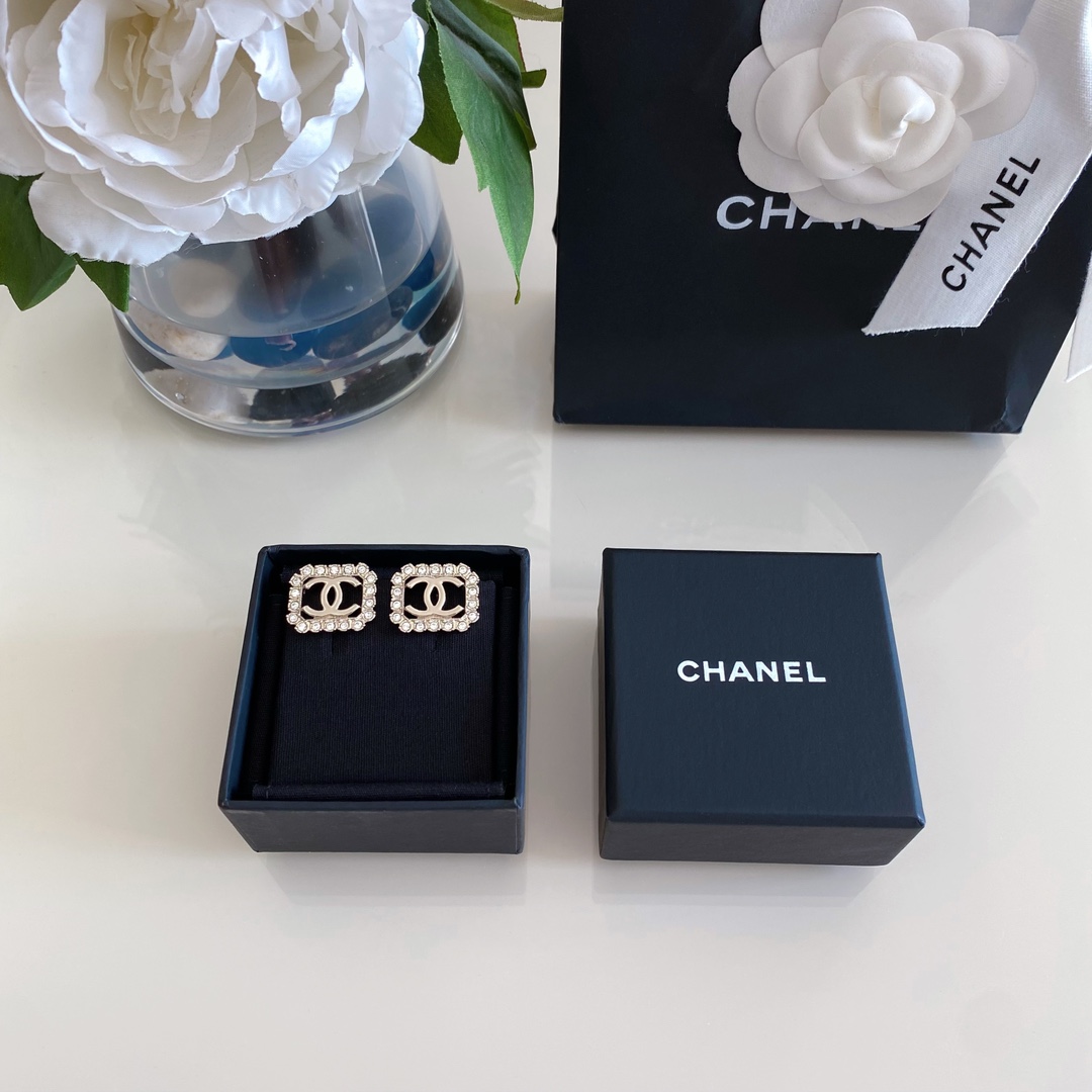 TOP CHANEL Lace Square Hollow Double C Stud Earrings