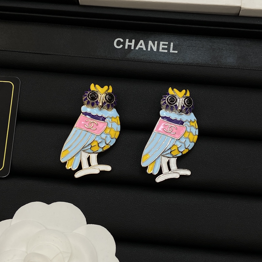 TOP CHANEL Brooch - 2 Colors