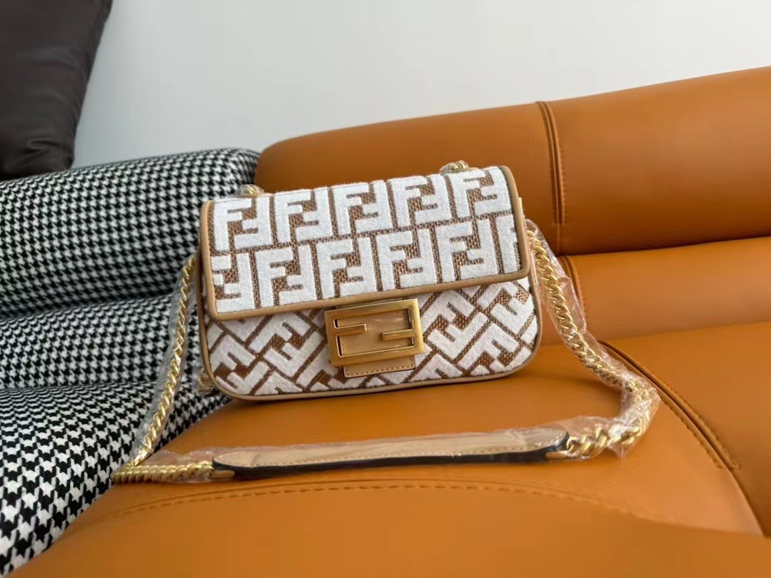 TOP FENDI Raffia Weaving Baguette Bag 24x14.5x7cm - Brown