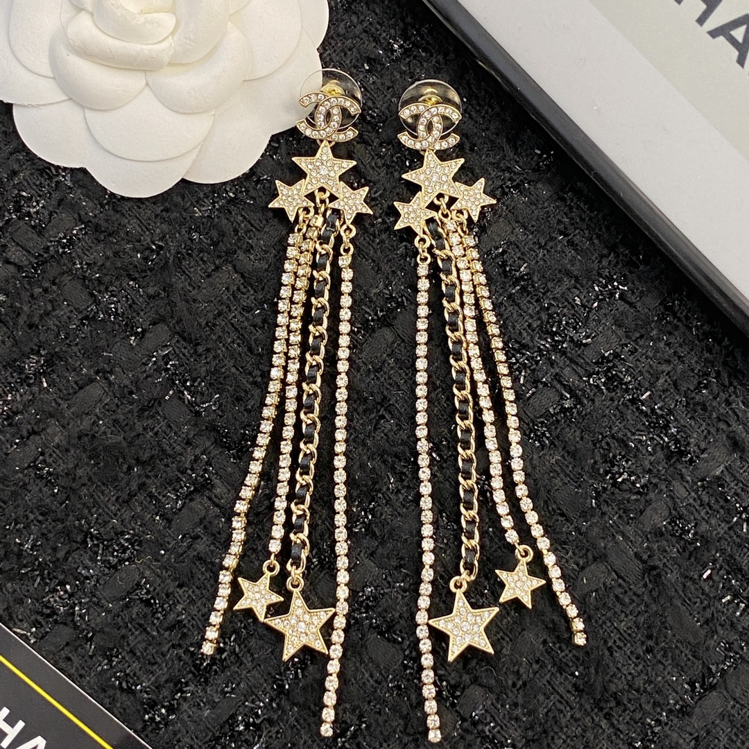 TOP CHANEL Lambskin Leather Chain Diamond Star Tassel Earrings - Gold