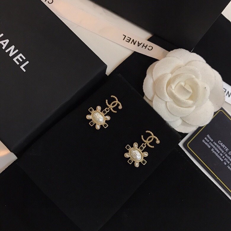 TOP CHANEL Double C Pearl Earrings