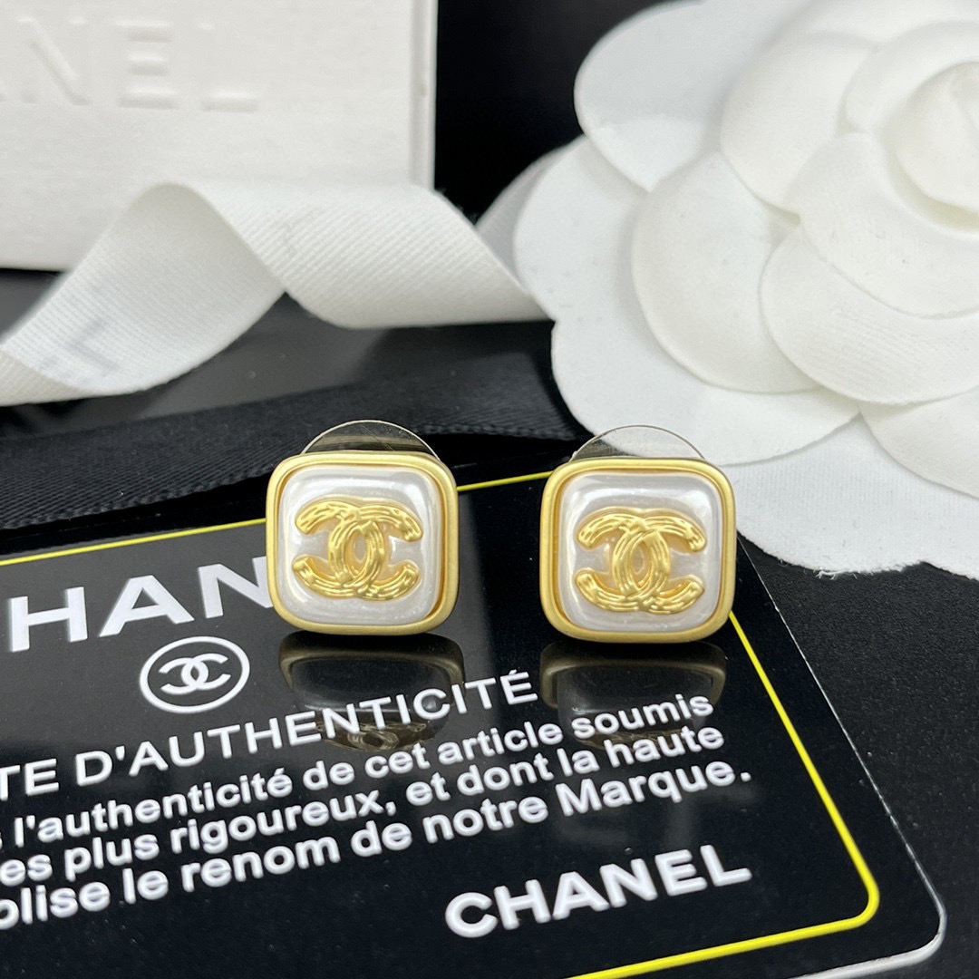 TOP CHANEL Logo Square pearls Stud Earrings