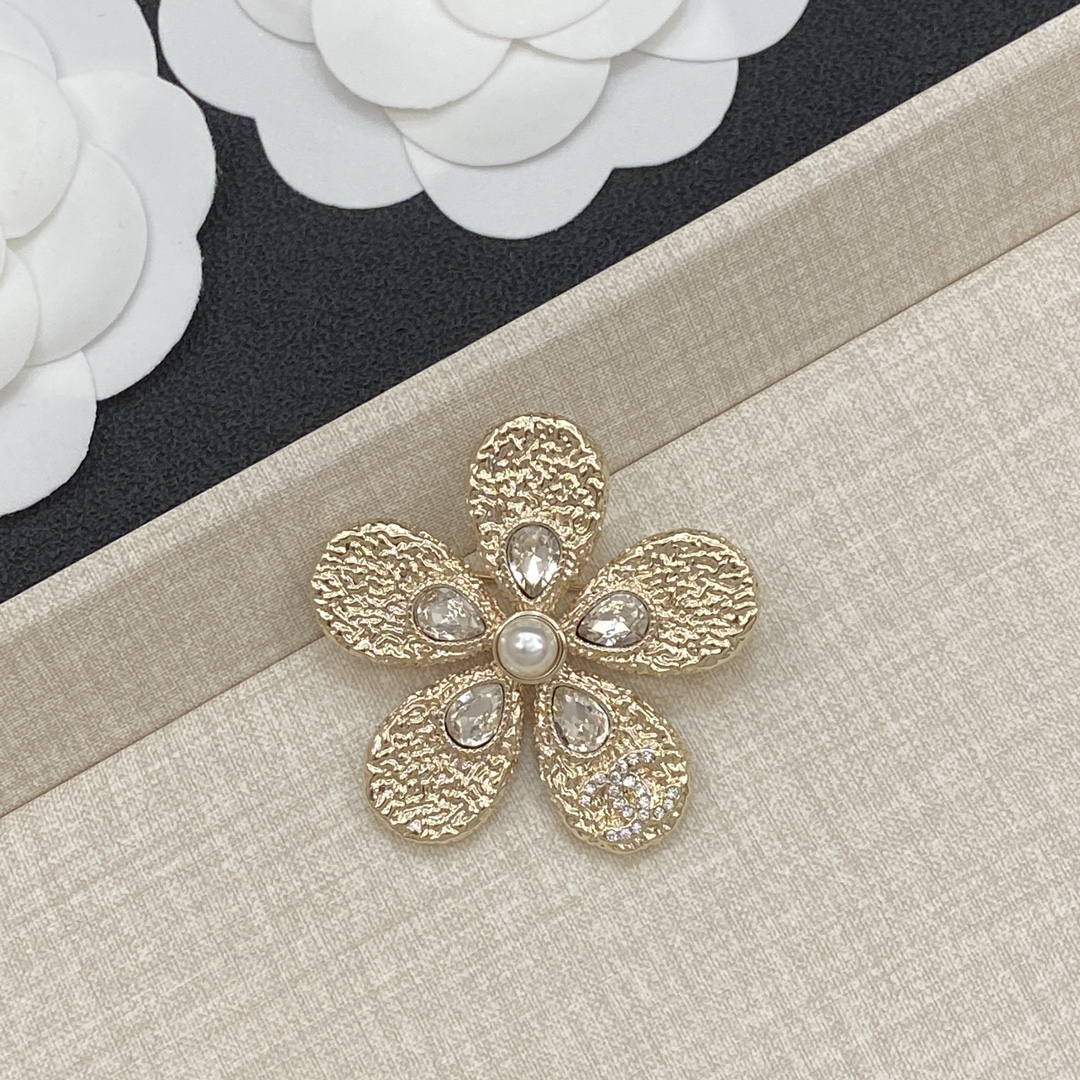 TOP CHANEL Brooch - Gold