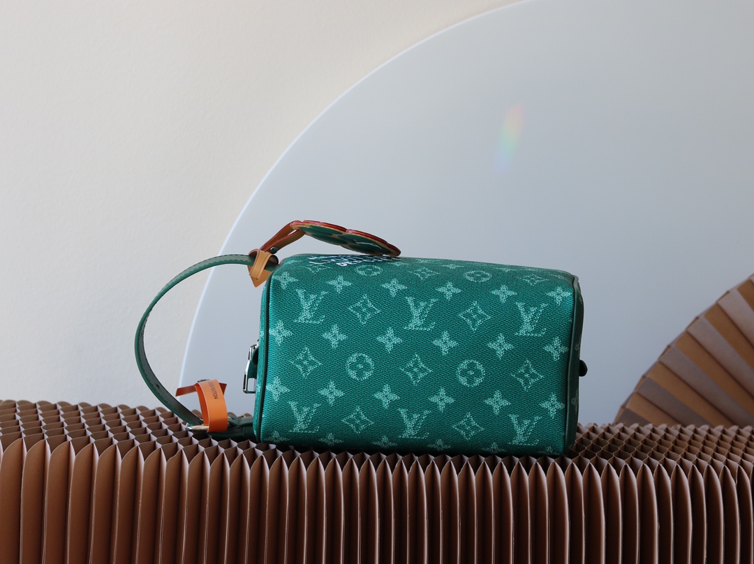 TOP Louis Vuitton LV Locker Dopp Kit Bag 23*13*12cm- Green