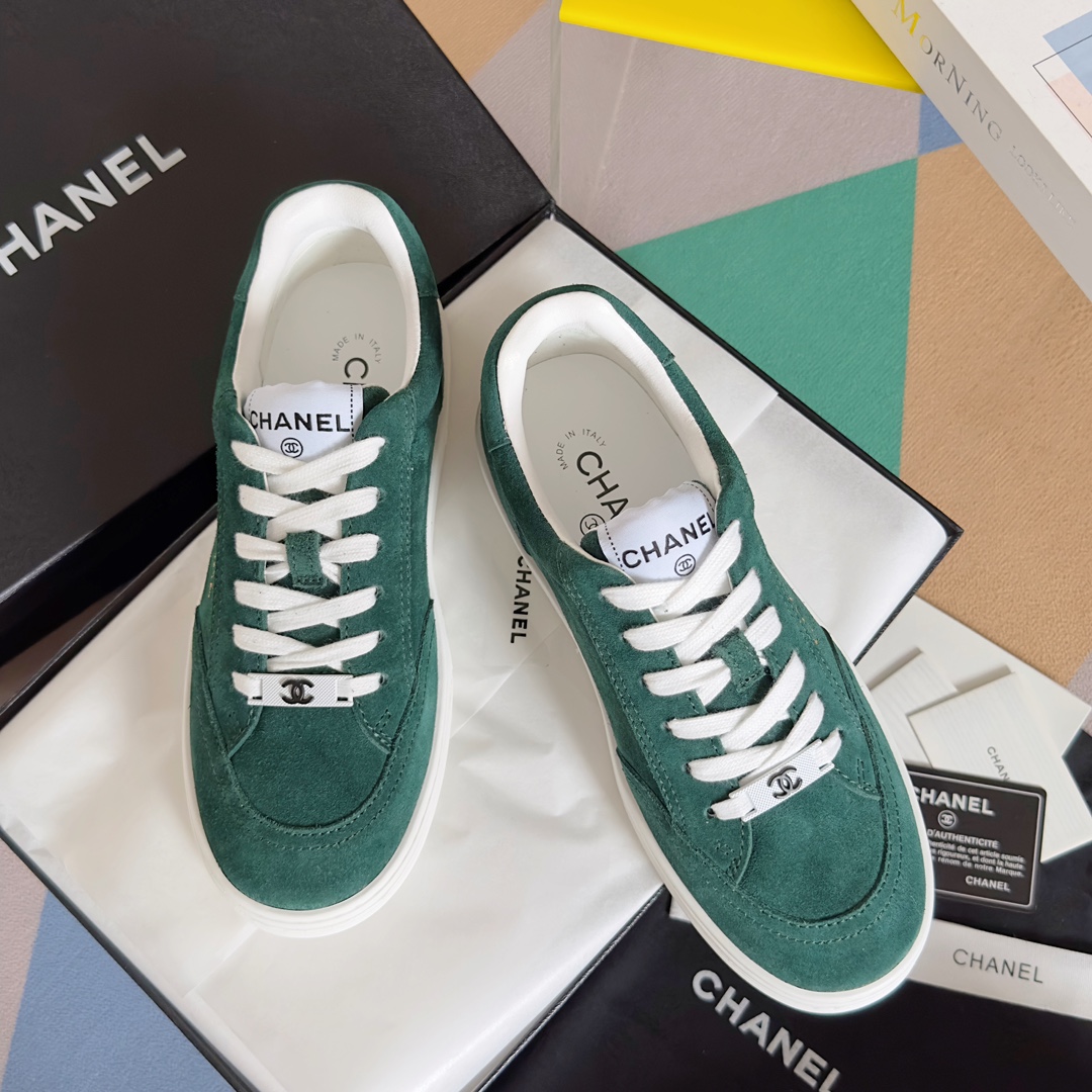 TOP CHANEL 23A Sneaker - Panda Color - Green