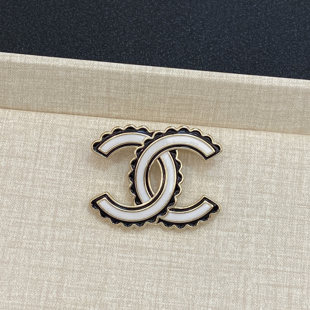 TOP CHANEL Brooch - 2 Colour