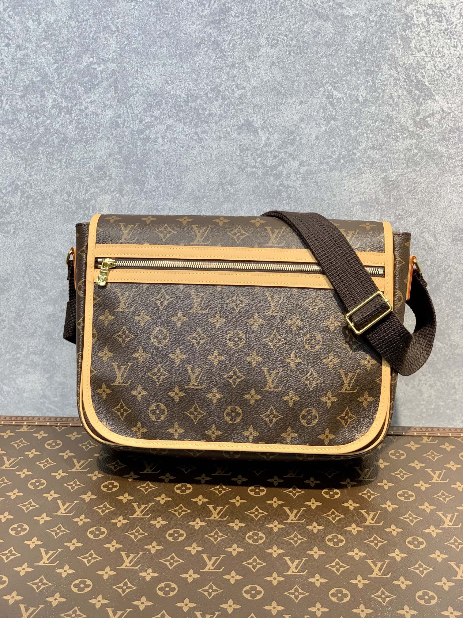 TOP Louis Vuitton LV L*V Messenger Bosphore Monogram GM Shoulder Bag
