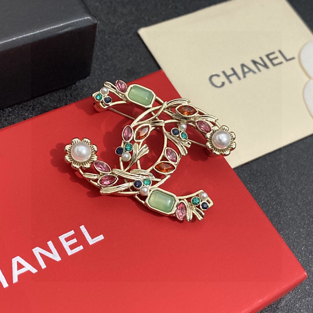 TOP CHANEL Pearl Brooch