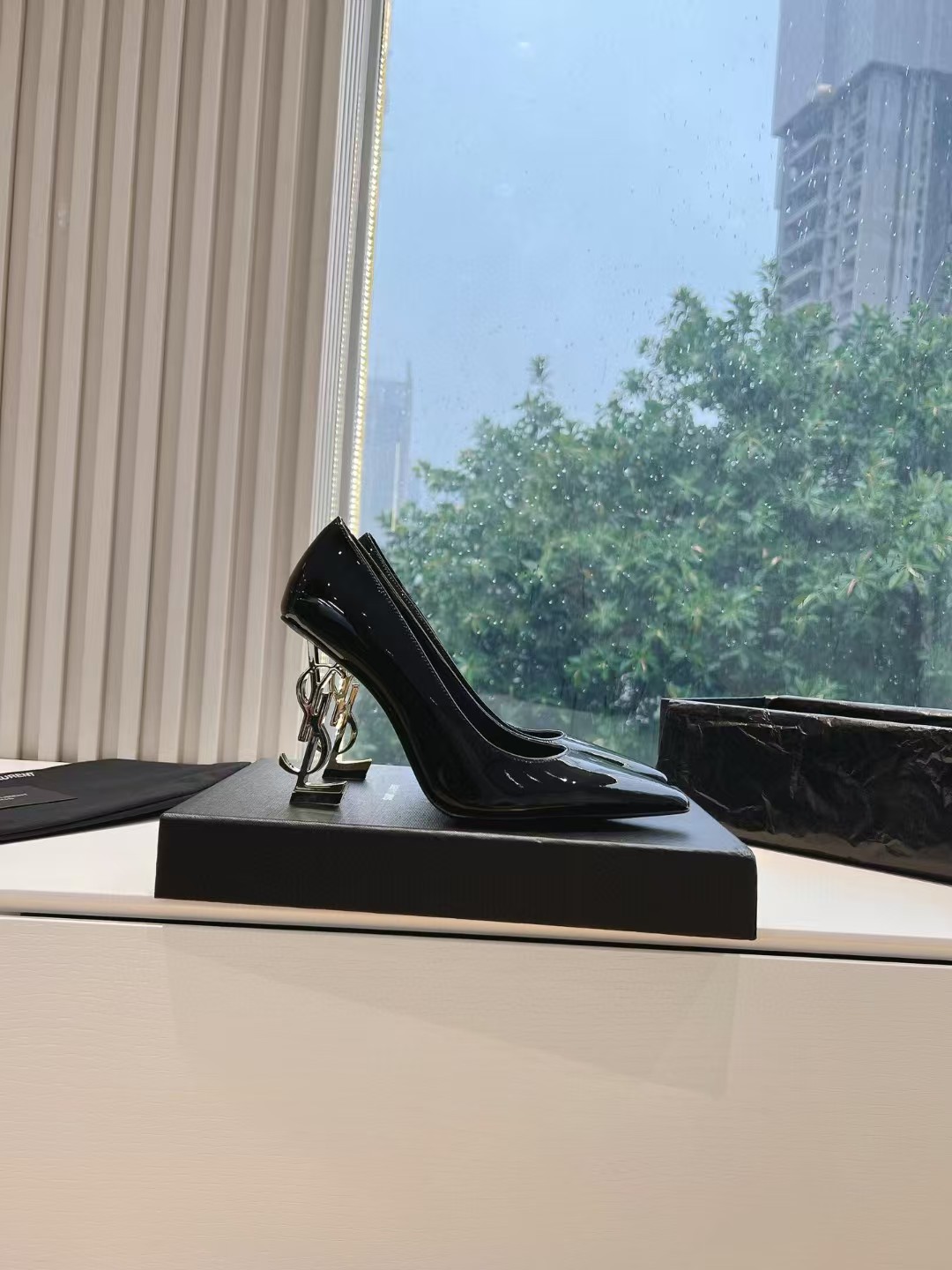 TOP Yves Saint Laurent YSL Leather High Heels - Black