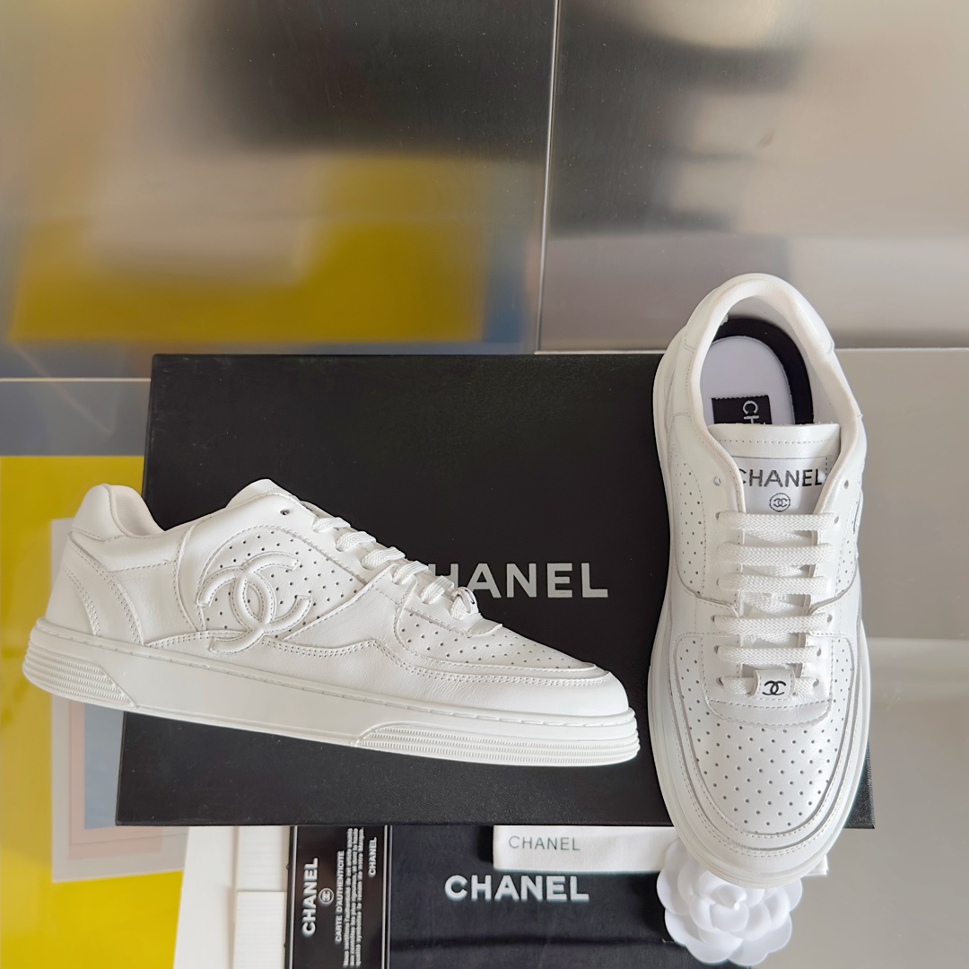 TOP CHANEL 23A Sneaker - White