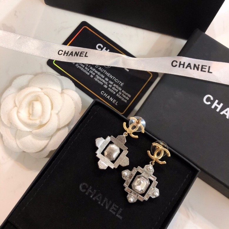 TOP CHANEL Classic Zircon Stud Earrings