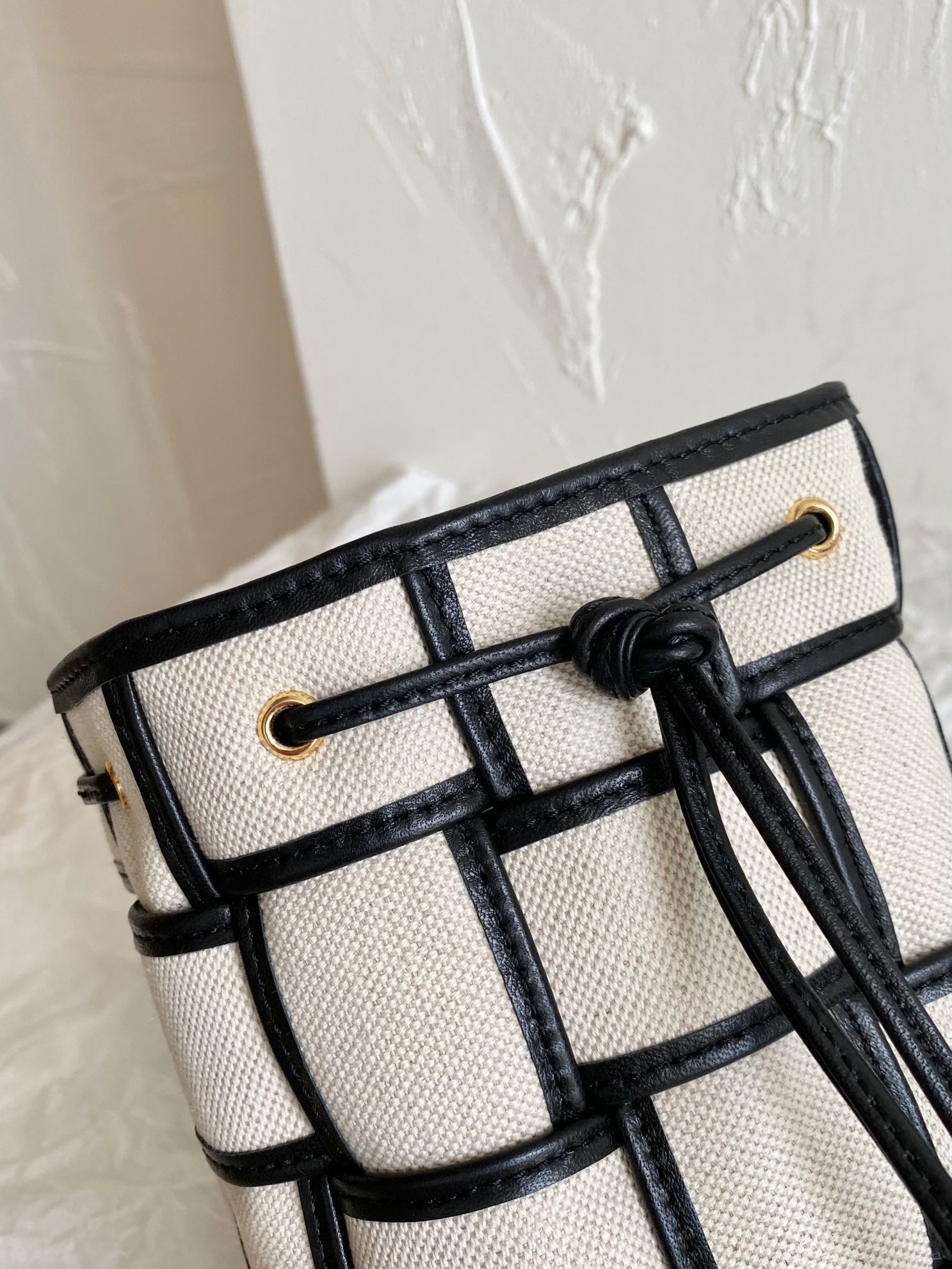 TOP Bottega Veneta BV  Cassette Bucket Bag - Natural/Black