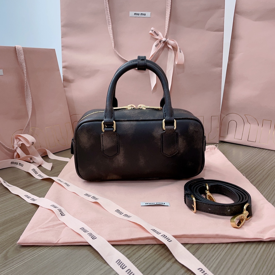TOP Miu Miu Matelasse Pattern Handbags 22X10.5X7.5CM - Black